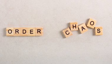 Kelime Düzeni ve Kaos taştan arkaplan üzerinde