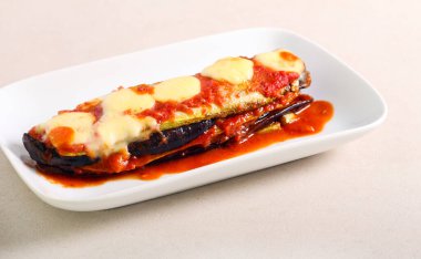 Patlıcan ve kabak lazanyası. Üstünde mozzarella var.