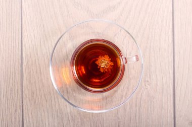 Çiçekli çay bir fincanda