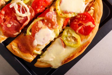 Tavuk, sosis, biber ve ev yapımı pizza.