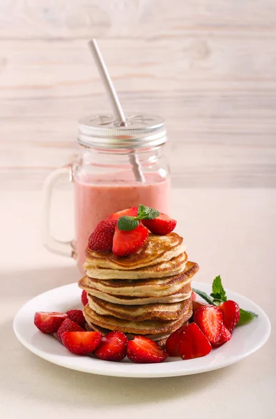 Crêpes Aux Bananes Fraises Smoothie Servis — Photo