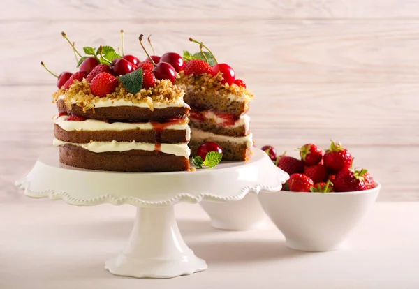 Layered Cake Berries Top Served — Stock Photo, Image