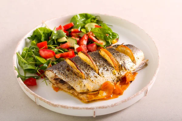 Pescado Lubina Naranja Horno Sobre Zanahoria Servido Con Ensalada Plato — Foto de Stock