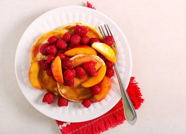 Crêpes Framboises Pêches Servies Sur Assiette — Photo