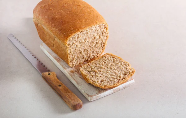Домашний Хлеб Цельной Пшеницы Нарезанный Борту — стоковое фото