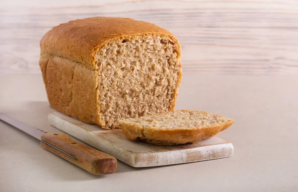 Domácí Celozrnný Bochník Chleba Krájený Palubě — Stock fotografie