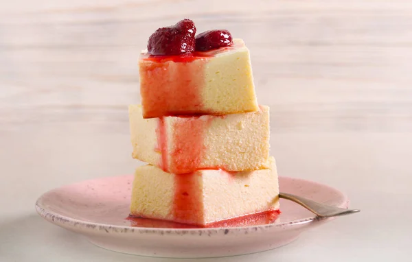Geen Korst Cheesecake Plakjes Geserveerd Met Bessensiroop — Stockfoto
