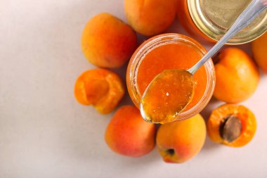 Kavanozda ev yapımı taze kayısı reçeli