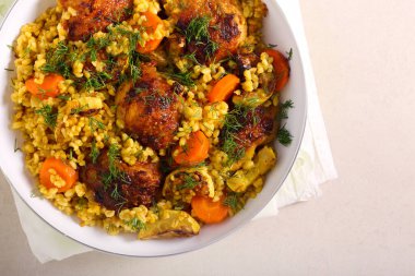 Kabaklı tavuk budu, havuç ve bulgur.