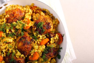 Kabaklı tavuk budu, havuç ve bulgur.