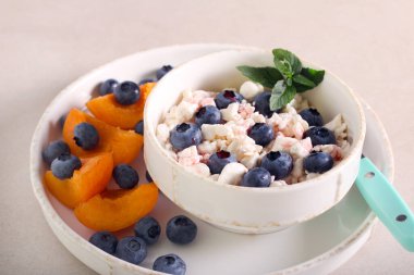 Caprese salatası şeker kamışı mozzarella ve domates tahtada