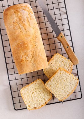 Ev yapımı beyaz ekmek, tel askıda dilimlenmiş.