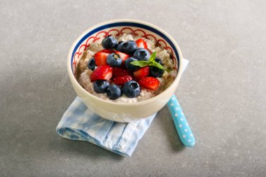 Meyve soslu yulaf lapası, kasede.