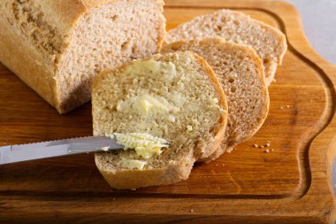 Tam tahıllı ekmek, güvertede dilimlenmiş.