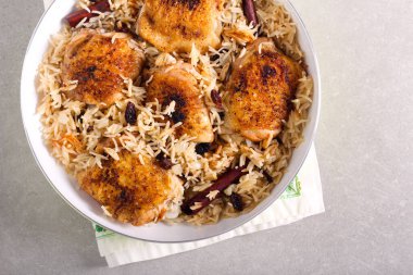 Tavuklu kakule ve tavada baharatlı pirinç.