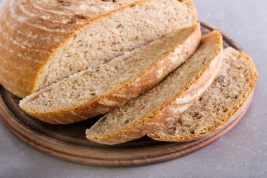 Bütün yemek ev yapımı tohum ekmeği, gemide dilimlenmiş.
