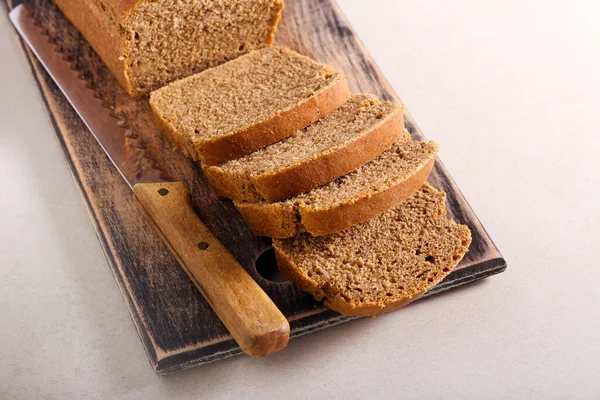 Homemade Brown Rye Bread Sliced Board — Stock Photo, Image