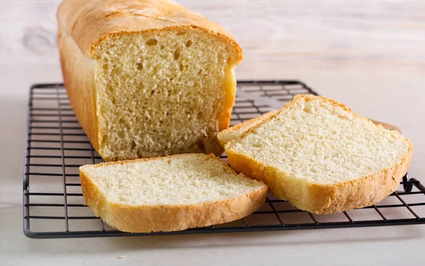 自家製の白いパン ワイヤーラックでスライス — ストック写真