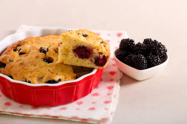 Sweet Blackberry Cake Red Tin Table — Stock Photo, Image