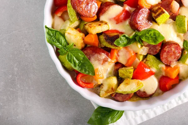 Wurst Und Gemüse Mit Mozzarella Backen — Stockfoto