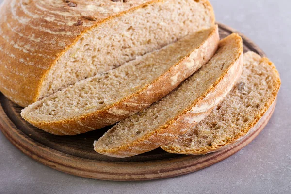 Bütün Yemek Yapımı Tohum Ekmeği Gemide Dilimlenmiş — Stok fotoğraf