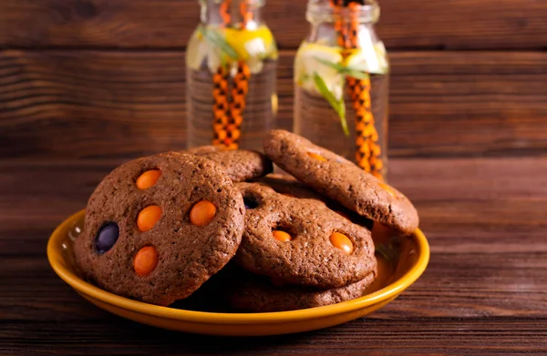 Čokoládové Halloween Sušenky Barevnými Bonbóny Talíři — Stock fotografie