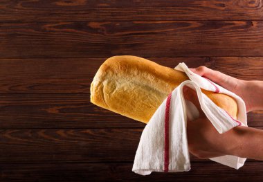 Koyu ahşap arka planda ev yapımı somun ekmek.