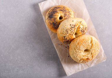 Taş masada farklı malzemeli ev yapımı simit.