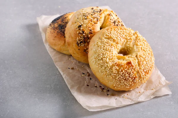 Bagels Caseiros Com Cobertura Diferente Mesa Pedra — Fotografia de Stock