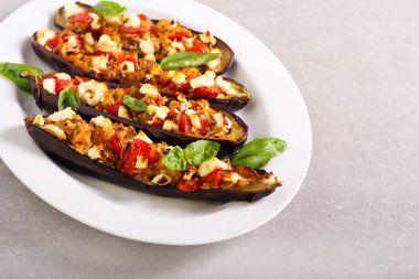 Patlıcan dolması, fırında ve tabakta servis edilir.