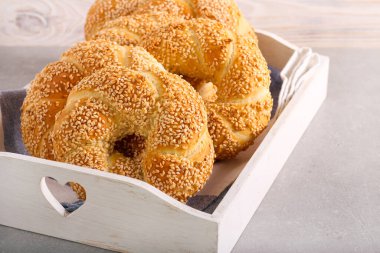 Tahta tepside susamlı ekmek.