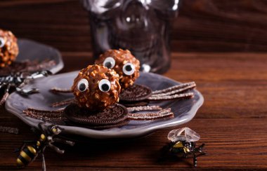 Tatlı Cadılar Bayramı örümceği şekerlemeler ve kurabiyelerden yapılmış