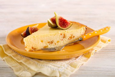 Tabakta portakallı cheesecake dilimi