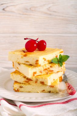 Tabakta turunçgil peynirli kek çubukları