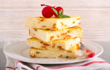 Tabakta turunçgil peynirli kek çubukları