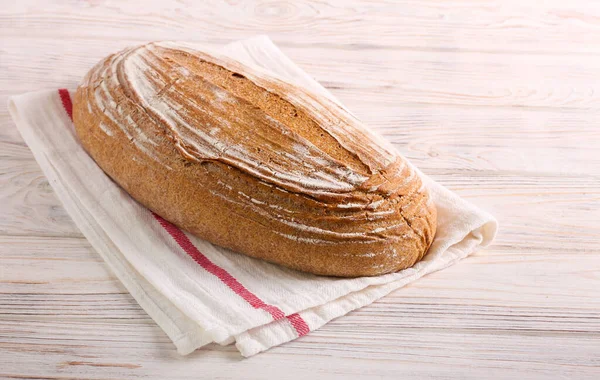 Домашний Хлеб Цельной Пшеницы Кухонном Полотенце Деревянном Фоне — стоковое фото