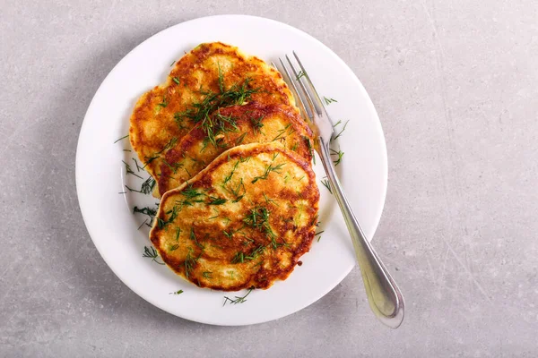 Zucchini Und Feta Krapfen Auf Teller — Stockfoto