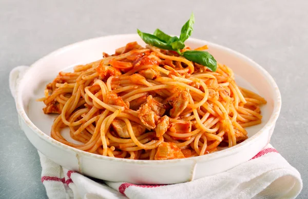 Csirke Spagetti Tálban — Stock Fotó