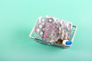 İlaç ve ilaç konsepti. Küçük alışveriş arabasında haplar ve tabletler