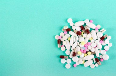 İlaç ve ilaç konsepti. Küçük alışveriş arabasında haplar ve tabletler