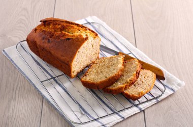 Muzlu ekmek, tel askıda dilimlenmiş.