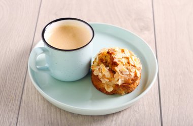 Armut, bademli kek ve bir fincan kahve.