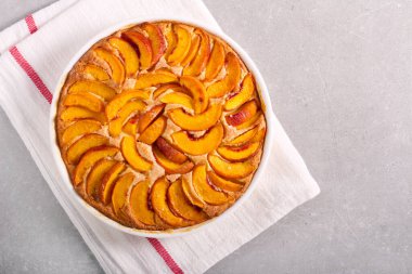 Pişirme kabında şeftalili kek