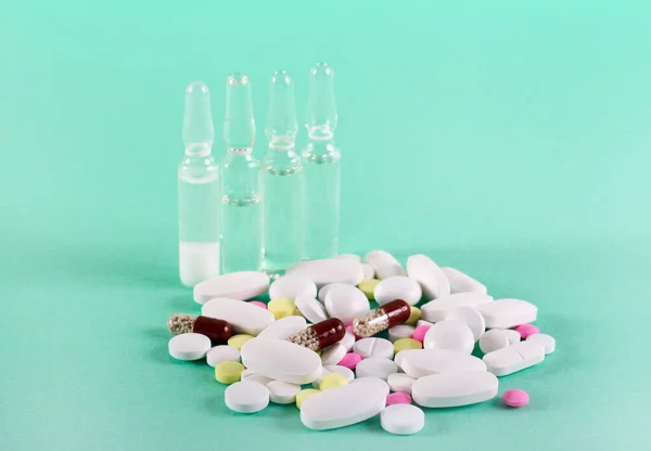 Concepto Drogas Medicina Pastillas Tabletas Sobre Fondo Verde — Foto de Stock