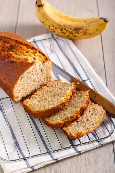 Bananowy Bochenek Krojony Drucianym Stelażu — Zdjęcie stockowe