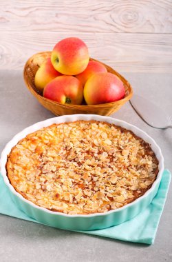 Badem soslu yumuşak elmalı pasta.