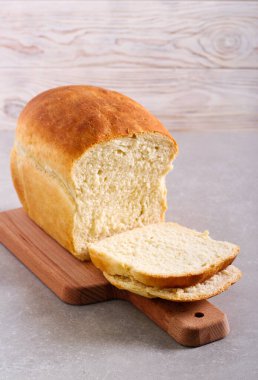 Gemide dilimlenmiş ev yapımı beyaz ekmek.