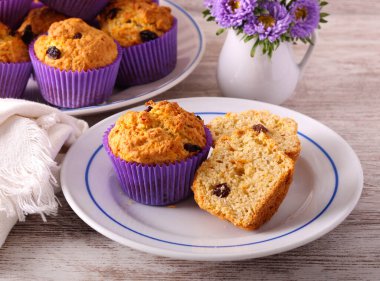 Sultana ile ev yapımı balkabağı kekleri.