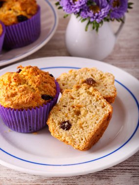 Sultana ile ev yapımı balkabağı kekleri.