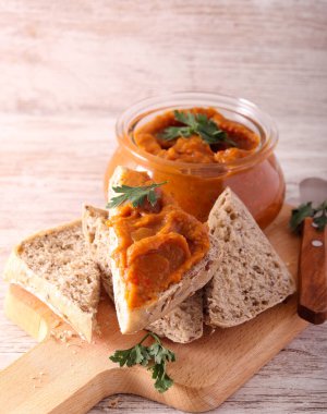 Patlıcandan, biberden ve domatesli ekmekten yapılmış sebze.